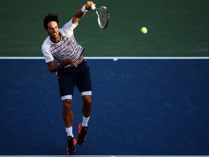 Feliciano ejecuta un servicio contra Fognini.