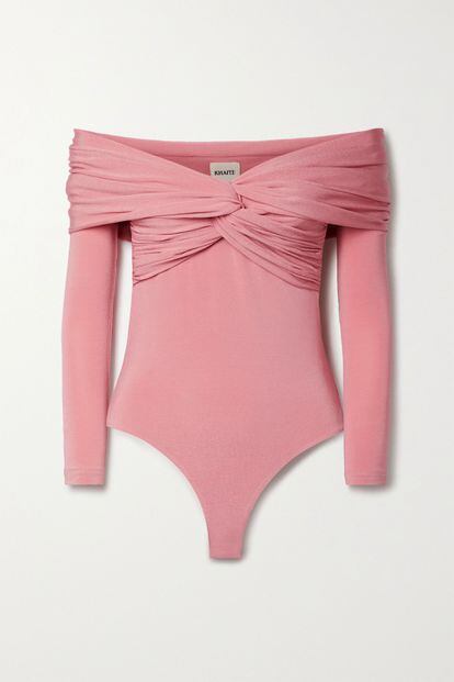 Este body de Khaite es un fondo de armario infalible: su color rosa, la silueta ajustada, con el drapeado por debajo de los hombros y la espalda al descubierto, lo convierten en una prenda comodín.

910€