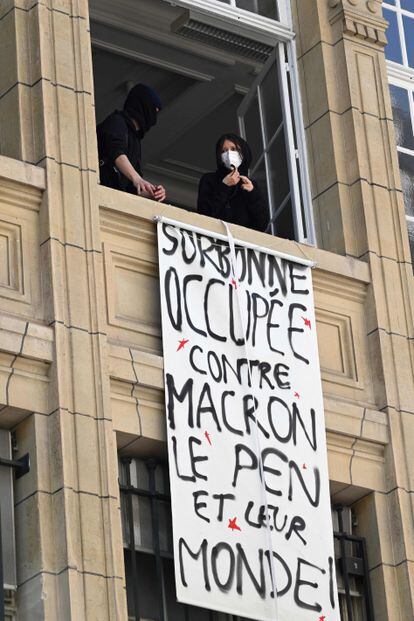 Estudiantes ocuparon la semana pasada La Sorbona en protesta contra una final electoral entre Emmanuel Macron y Marine Le Pen
