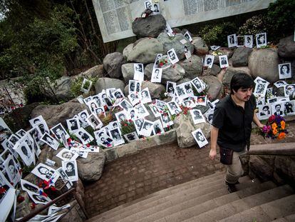 Cientos de fotografías de desaparecidos durante la dictadura de Augusto Pinochet, en el Cementerio General de Chile.