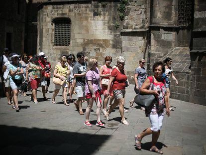 Un grupo de turistas en el centro de Barcelona.