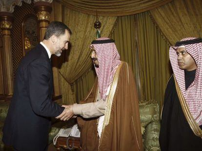 Felipe VI da las condolencias al rey saud&iacute;, Salman bin Abdulaziz, por la muerte de su hermano  y antecesor, en enero pasado.