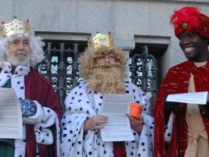 Tres reyes magos de los barrios periféricos, durante la protesta ante el Ayuntamiento.