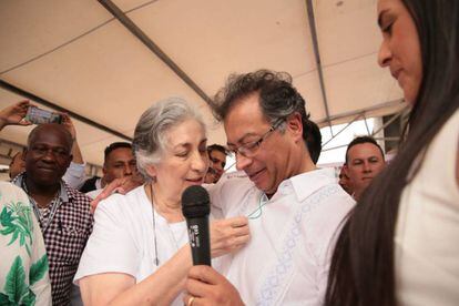 La madre de la periodista Claudia Gurisatti, en un acto de campaña de Gustavo Petro, candidato de izquierda. Imagen de la cuenta de Twitter de @IndiraVegaP