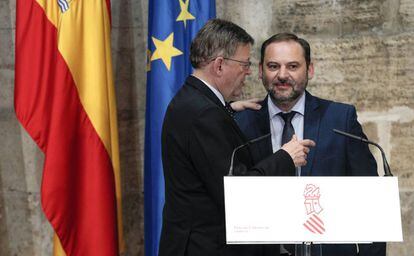 El presidente valenciano, Ximo Puig, y el ministro de Fomento, José Luis Ábalos, este miércoles en el Palau de la Generalitat.