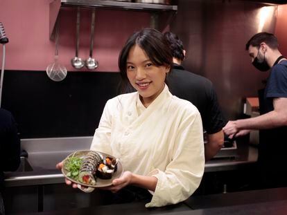 La cocinera coreana Jiwoo en la barra de Mama Uma con un rollo de kimbap.