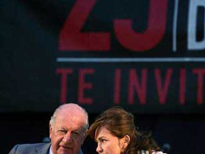 El presidente Ricardo Lagos y la ministra Carmen Calvo, en la inauguración de la Feria Internacional del Libro de Santiago.