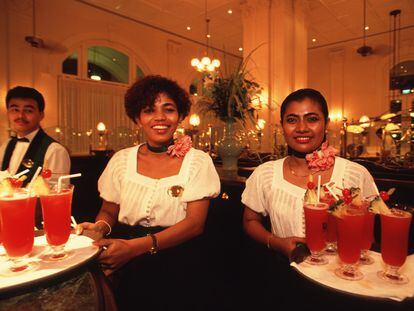 Dos camareras con bandejas llenas de Singapore Slingen el hotel Rafles, en los años noventa.