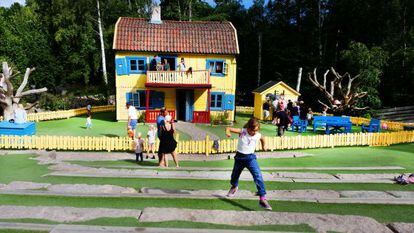 Recreación de Villa Kunterbunt, la casa de Pippi Calzaslargas, en el parque temático El mundo de Astrid Lindgren, en Vimmerby (Suecia).