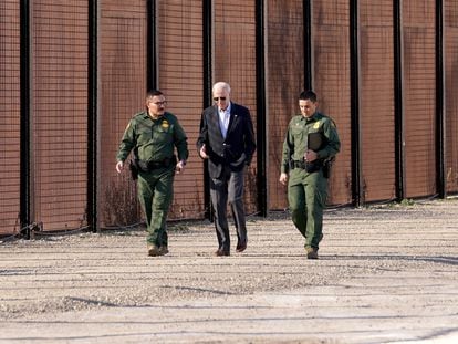 Joe Biden habla con oficiales de la patrulla fronteriza en El Paso (Texas), en enero de 2023.