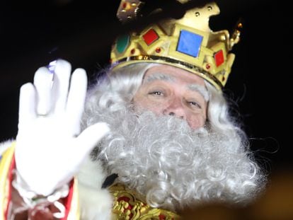 El rey Melchor saluda desde su carroza durante la cabalgata de Madrid en 2020.
