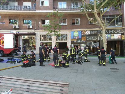 Bomberos del Ayuntamiento de Madrid tras el incendio en el edificio anexo a los Cines Embajadores.