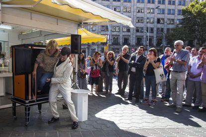 Un espectacle de màgia va servir per inaugurar la Fira del Llibre d'Ocasió, en ple passeig de Gràcia de Barcelona.