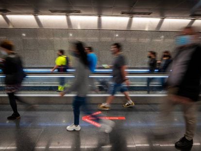 Passadís interior de l'estació de metro Diagonal de Barcelona. 