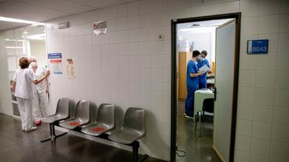 Personal médico en el área de consultas del Hospital Clínico San Carlos, en Madrid.