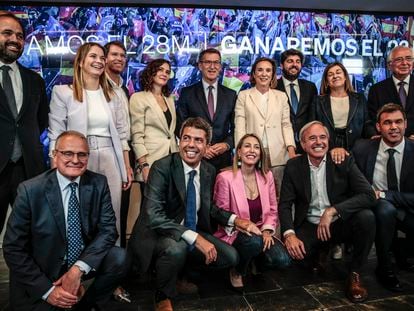 El líder del PP, Alberto Núñez Feijóo (en el centro, de pie), junto a los barones territoriales de su partido, el pasado martes en la sede nacional del PP, en Madrid.