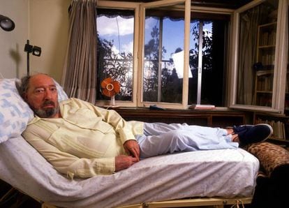 Juan Carlos Onetti —en una imagen de 1989— pasó años metido en la cama en su domicilio de Madrid.