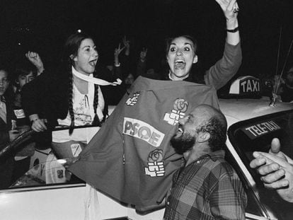 Simpatizantes socialistas celebran en Madrid la victoria electoral de 1982.