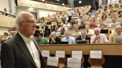 Peter Higgs, ovacionado en la conferencia del CERN
