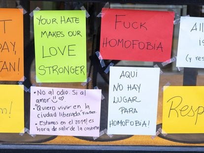 Mensajes de apoyo al centro LGTBI de Barcelona después de ser atacado en enero de este año.