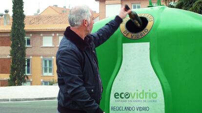 La recogida selectiva de envases de vidrio a través del contenedor verde alcanzó en 2022 un “récord histórico” de más de 939.000 toneladas, un 6,2 % más que el año anterior, de acuerdo con el último informe de Ecovidrio, la entidad sin ánimo de lucro encargada de la gestión del reciclado de este tipo de material en España. La media española es de 19,8 kilos por habitante, lo que supone unos 68 envases por persona. San Sebastián, Pamplona y Bilbao fueron las ciudades donde más se recicló.