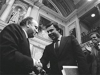 Fraga y González se saludan tras la investidura de éste como presidente.