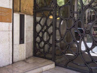 Una de las puerta de La Pedrera en la que puede verse la placa con el reconocimiento de la Unesco. 