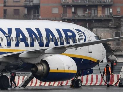 Un Boeing 737-8AS de Ryanair, en el aeropuerto Ciampino, en Roma.