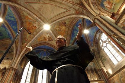 Vincenzo Coli, custodio de la basílica de San Francisco de Asís muestra los frescos restaurados, reducidos a miles de fragmentos por el terremoto de 1997.