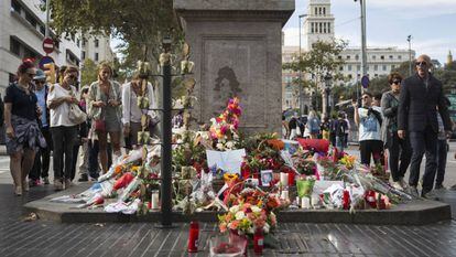 Flores en recuerdo de las víctimas del atentado terrorista en La Rambla de Barcelona.