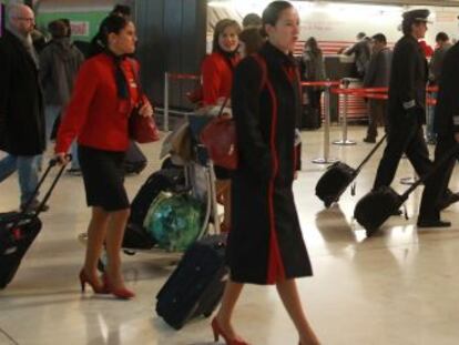 Tripulantes de cabina de Iberia en el aeropuerto de Madrid- Barajas