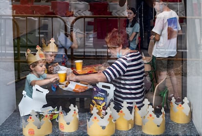 Clientes con coronas de papel en la cadena estadounidense de restaurantes de comida rápida de hamburguesas Burger King en España
