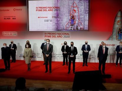 El Rey junto a la ministra de Hacienda, María Jesús Montero, entre otros, tras la entrega del Premio Nacional Pyme del Año 2020.