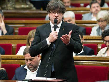 El presidente de la Generalitat, Carles Puigdemont, en el Parlamento catal&aacute;n.