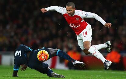 Walcott supera a Bacart Sagna, ayer en Londres.