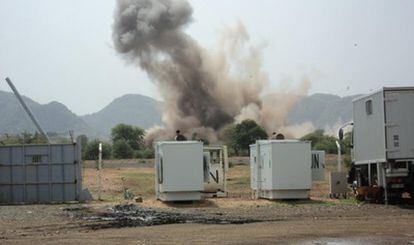 Dos bombas caen muy cerca de un edificio de Naciones Unidas en la ciudad de Jartún (Sudán) el pasado 14 de junio.
