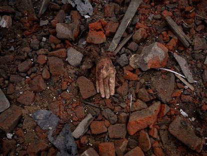 Una mano asoma entre los restos de una casa destrozada en Kupiansk por un ataque de Rusia el lunes.
