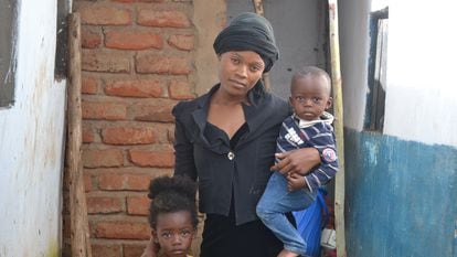 Chancel Mwang posa junto a sus hijos. Ella ha tenido dos niños en Dzaleka, donde llegó siendo todavía una adolescente.
