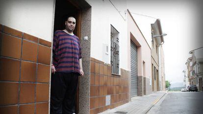 Teófilo Rodríguez, a la entrada de su domicilio en Turís (Valencia). En vídeo, La nueva vida de Teo.