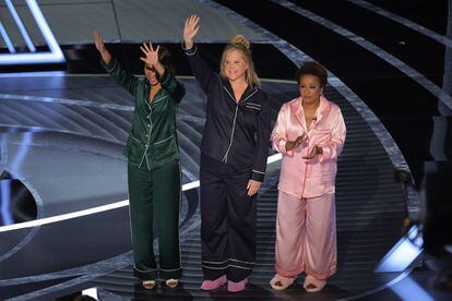 Amy Schumer, Regina Hall y Wanda Sykes, las conductoras de la 94 edición de la gala, usan su discurso inicial para lanzar sátiras contra el machismo y la homofobia.