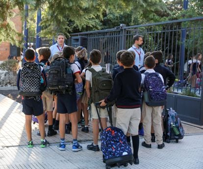 Entrada en un colegio privado de Madrid.