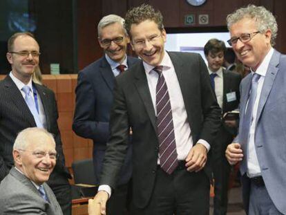 El ministro de Finanzas alemán, Wolfgang Schäuble, y el presidente del Eurogrupo, Jeroen Dijsselbloem.