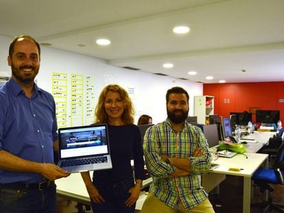 Fernando Almenara, Julia Mart&iacute;nez y Aberto Verdoy, en las oficinas de My TripCar.