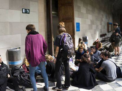 Varios estudiantes este lunes en la Universidad de Barcelona.