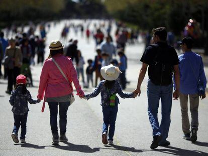Una familia pasea por el parque de El Retiro de Madrid, en una imagen de archivo. 
