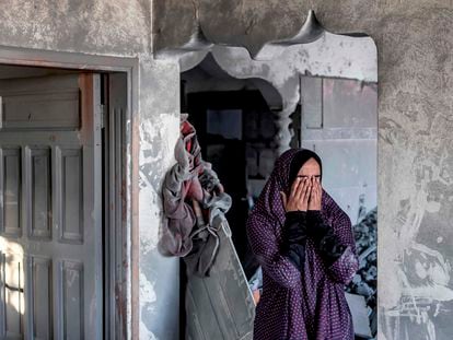 Una mujer en su casa tras el bombardeo israelí en Rafah, al sur Gaza, el 19 de octubre.