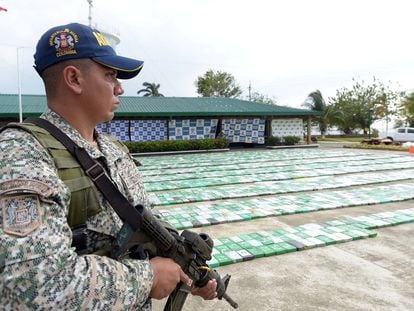Un militar colombiano junto a un alijo de cocaína en el distrito de Turbo.