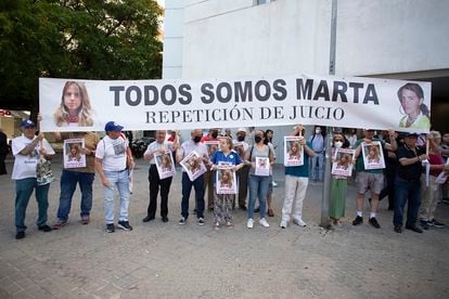 Amigos y familiares de Marta del Castillo, este jueves en los juzgados de Sevilla.