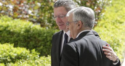 El ministro de Justicia, Alberto Ruiz-Gallardón, y el fiscal general del Estado, Eduardo Torres-Dulce, poco antes de comenzar la presentación del libro blanco.