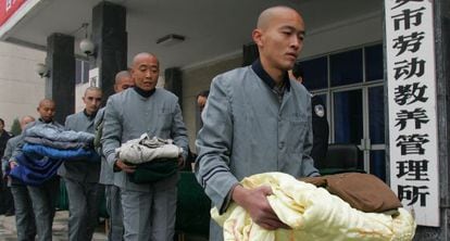 Presos de campos de trabajo de Xian reciben colchas para la cama en 2006.